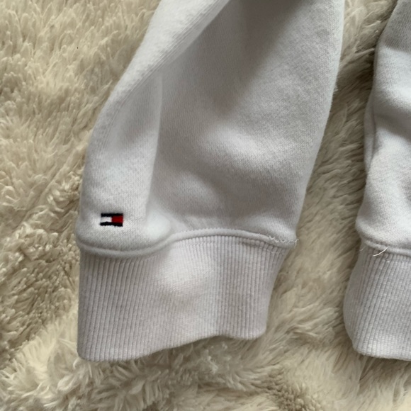 White Tommy Hilfiger logo crewneck! - Picture 3 of 5